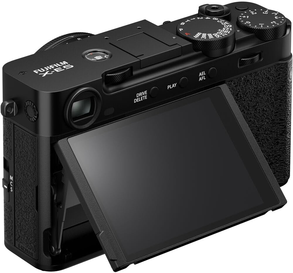 Appareil photo hybride FUJIFILM X-E5 avec objectif XF 23 mm f/2.8 - Noir. Kit comprenant : carte de stockage 64 Go, étui de transport, kit de nettoyage, étui pour carte de stockage et accessoires.