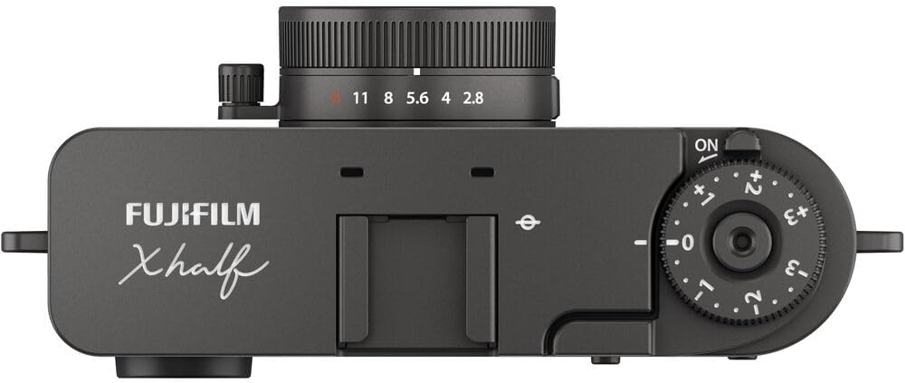 Appareil photo digital compact premium FUJIFILM X Half (argent anthracite) avec étui de transport, carte de stockage 64 Go, étui pour bouchon d'objectif, porte-cartes mémoire, dragonne et accessoires.