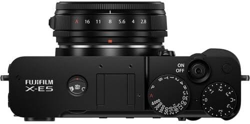 Appareil photo hybride FUJIFILM X-E5 avec objectif XF 23 mm f/2.8 - Noir. Kit comprenant : carte de stockage 64 Go, étui de transport, kit de nettoyage, étui pour carte de stockage et accessoires.