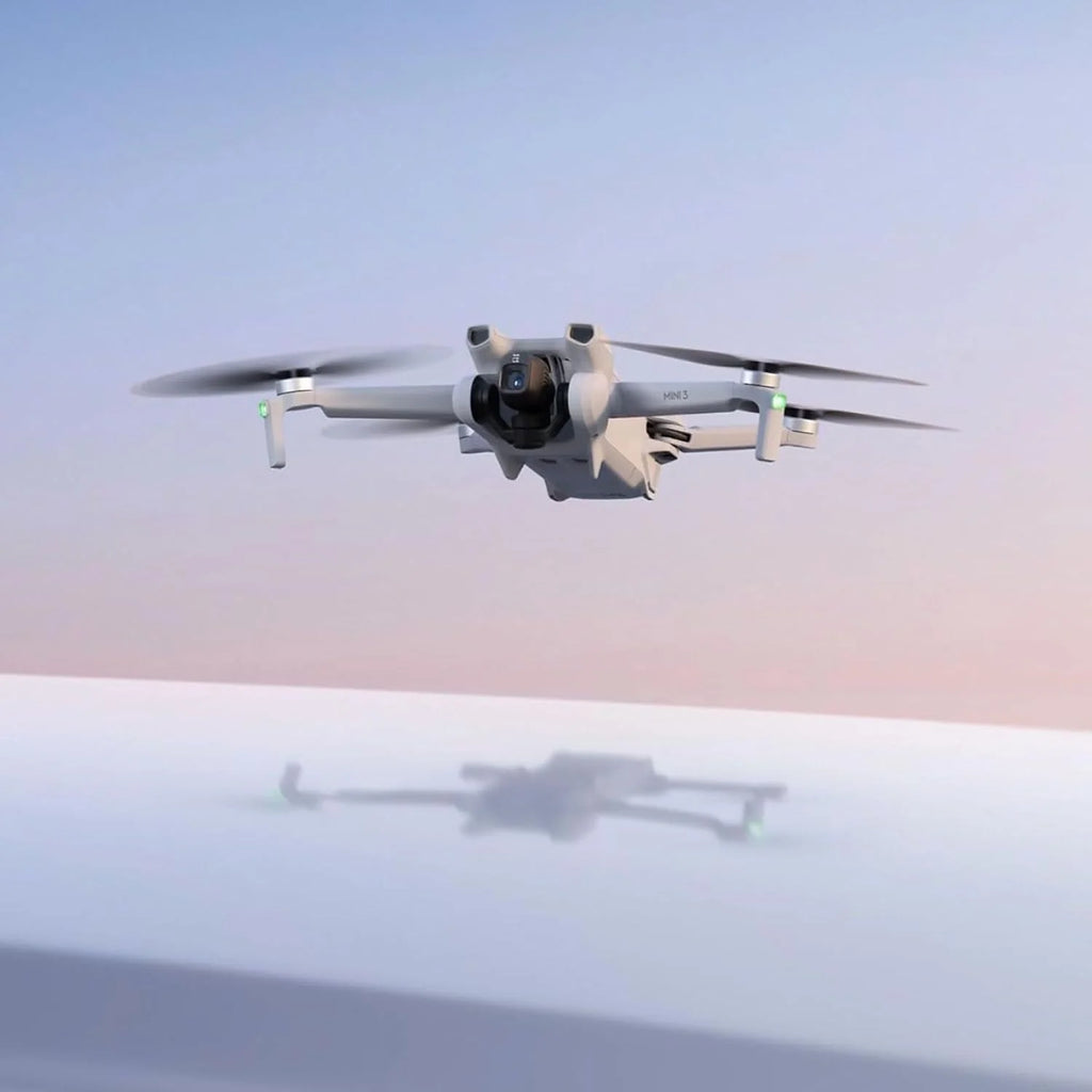 DJI Mini 3, Drone doté de caméra pour adultes, 4K, 38 min d'autonomie, transmission vidéo jusqu'à 10 km, prise de vue verticale, retour automatique GPS intégré, Mini drone doté de caméra pour débutants