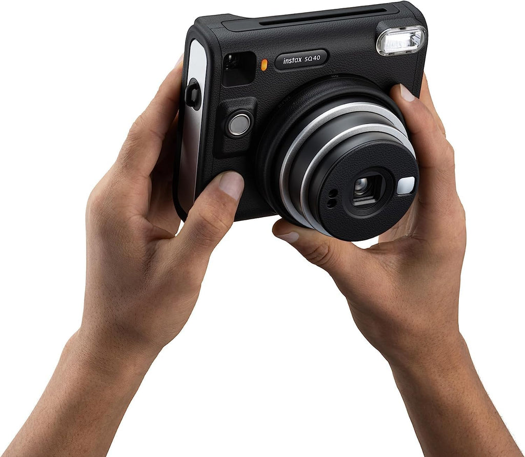 Appareil photo instantané Fujifilm Instax Square SQ40 Noir Vintage, pack comprenant un paquet de films Fuji Instax (20 poses), un étui de transport et un chiffon de nettoyage – Présentation