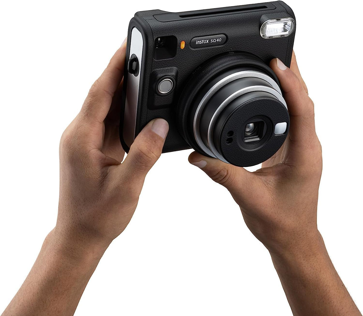 Appareil photo instantané Fujifilm Instax Square SQ40 Noir Vintage, pack comprenant un paquet de films Fuji Instax (20 poses), un étui de transport et un chiffon de nettoyage – Présentation