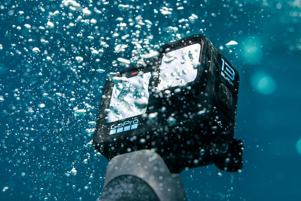 Kit d'accessoires GoPro HERO13 Black : comprend la manette, 2 batteries Enduro, 2 fixations adhésives incurvées, une carte microSD SanDisk de 64 Go et un étui de transport.