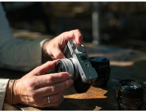 Appareil photo hybride FUJIFILM X-E5 avec objectif XF 23 mm f/2.8 - Noir. Kit comprenant : carte de stockage 64 Go, étui de transport, kit de nettoyage, étui pour carte de stockage et accessoires.