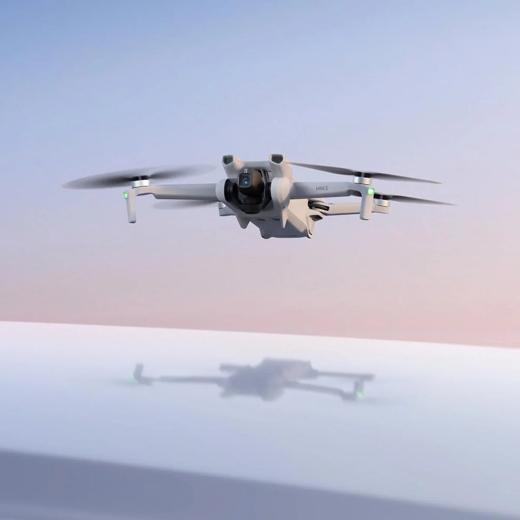 DJI Mini 3, Drone doté de caméra pour adultes, 4K, 38 min d'autonomie, transmission vidéo jusqu'à 10 km, prise de vue verticale, retour automatique GPS intégré, Mini drone doté de caméra pour débutants