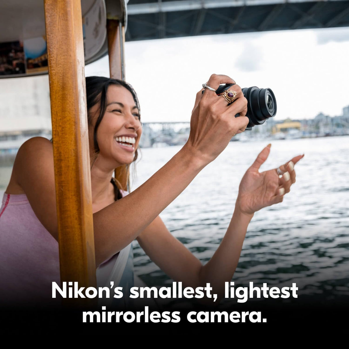 Nikon Z 30 doté de objectif zoom grand angle | Notre appareil photo hybride le plus compact et léger pour la photo et la vidéo, doté de objectif zoom 16-50 mm | Modèle Nikon USA