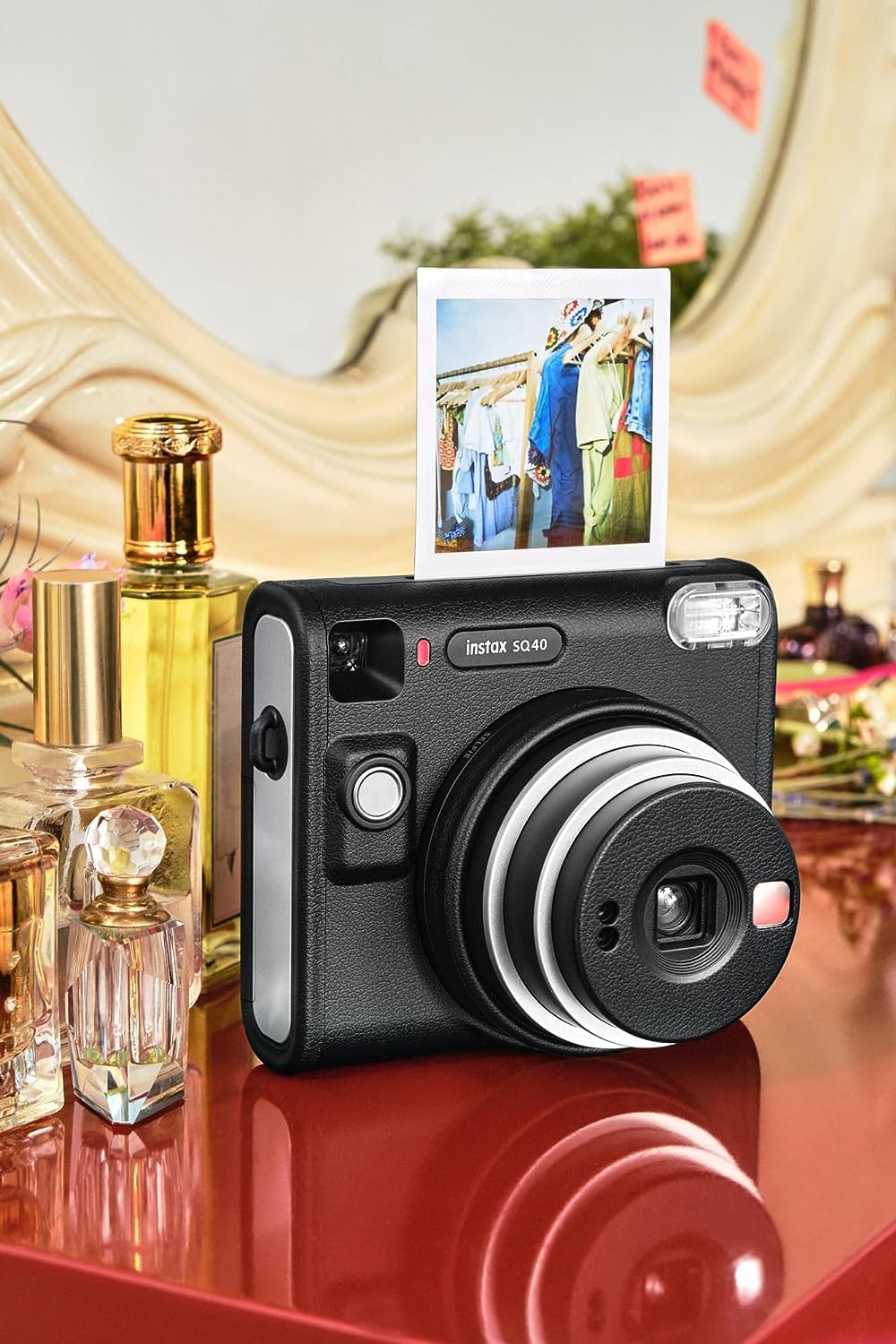 Appareil photo instantané Fujifilm Instax Square SQ40 Noir Vintage, pack comprenant un paquet de films Fuji Instax (20 poses), un étui de transport et un chiffon de nettoyage – Présentation