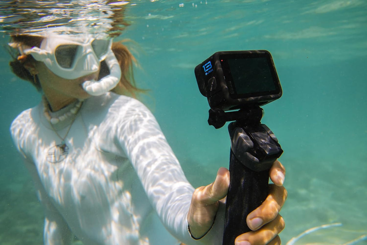 Kit d'accessoires GoPro HERO13 Black : comprend la manette, 2 batteries Enduro, 2 fixations adhésives incurvées, une carte microSD SanDisk de 64 Go et un étui de transport.